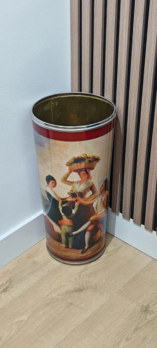Paragüero decorado con escena clásica