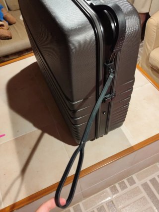 Maleta de viaje gris y negra