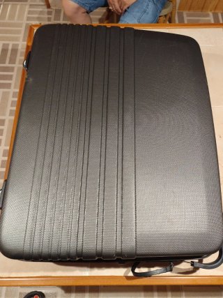 Maleta de viaje gris y negra