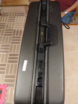 Maleta de viaje gris y negra