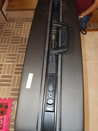 Maleta de viaje gris y negra