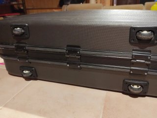 Maleta de viaje gris y negra