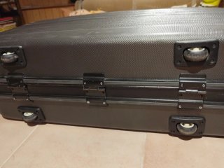 Maleta de viaje gris y negra