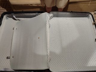 Maleta de viaje gris y negra