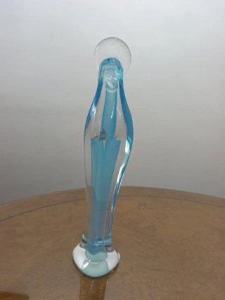 Figura de cristal azul y transparente