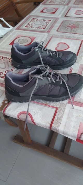 Zapatillas trekking Quechua negras y grises