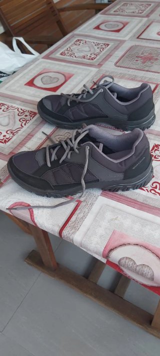 Zapatillas trekking Quechua negras y grises