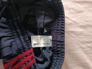 Pantalón Adidas Azul con Rayas Rojas