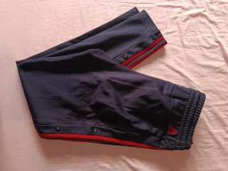 Pantalón Adidas Azul con Rayas Rojas