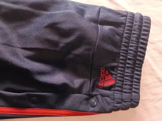 Pantalón Adidas Azul con Rayas Rojas