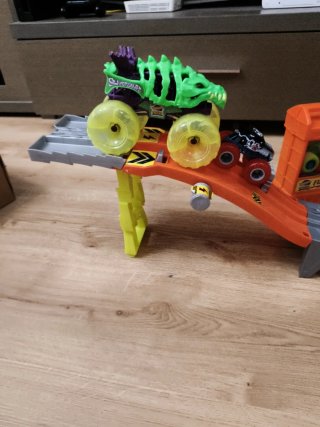 Pista Hot Wheels Monster Trucks más maletín