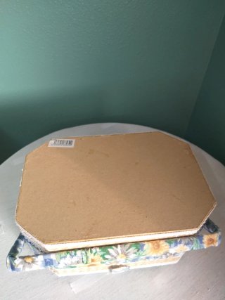 Caja de costura con flores y lazo