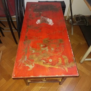 Mesa auxiliar oriental roja y dorada