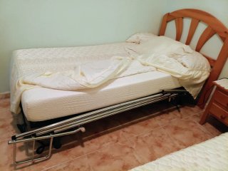 Cama articulada eléctrica con colchón.