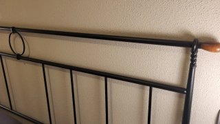Cabecero de forja negro y madera