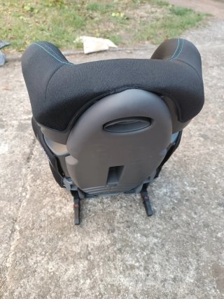 Silla de coche negra con detalles azules