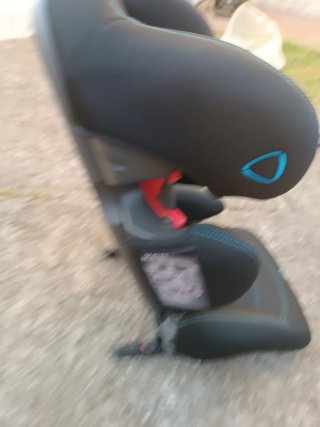 Silla de coche negra con detalles azules