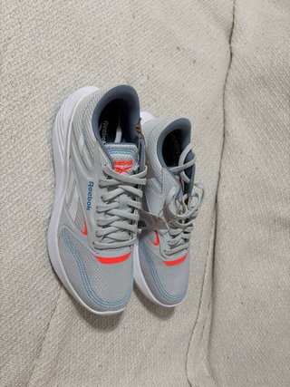 Zapatillas Reebok grises y naranjas