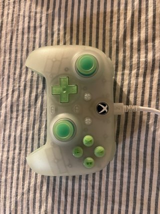 Xbox Series S Blanca con Mando Verde y Cascos Xbox