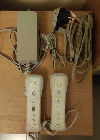 Consola Nintendo Wii + 2 mandos + Wii Sports