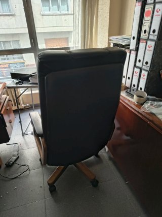 Sillon giratorio de despacho y 2 butacas madera