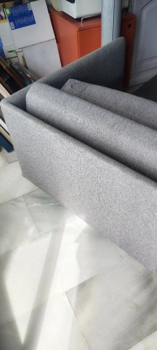 Sillón de tela gris