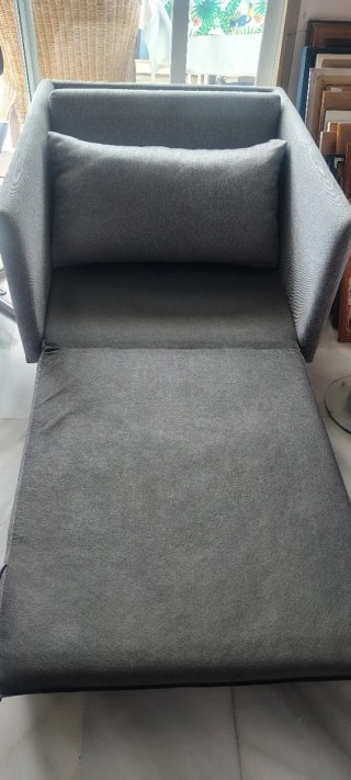 Sillón de tela gris