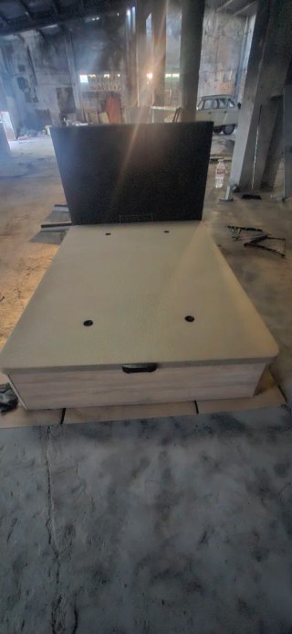 Cama con cabecero tapizado y base metálica