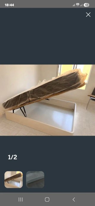 Cama con cabecero tapizado y base metálica