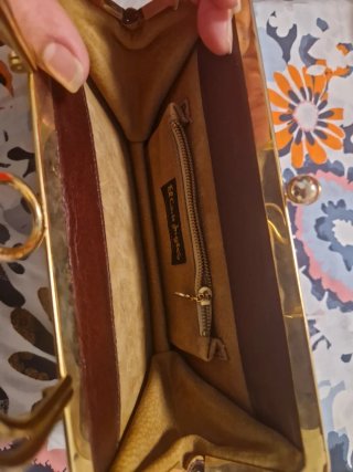 Bolso de mano marrón con detalles dorados