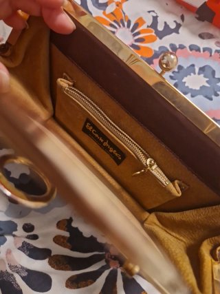 Bolso de mano marrón con detalles dorados