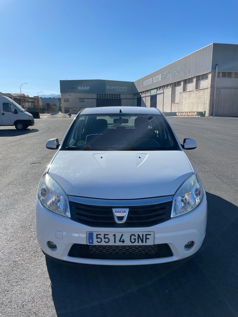 Dacia Sandero 2008 - foto 1