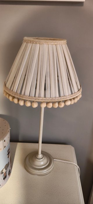 Lámpara de mesa beige con pompones
