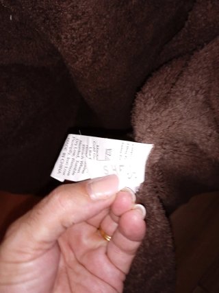 Chaqueta negra con capucha y pelo