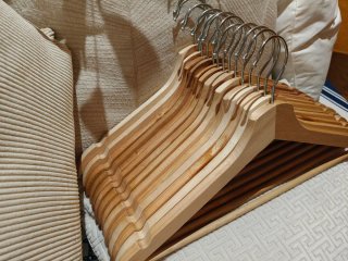 14 Perchas madera natural y metal,acabado barnizad