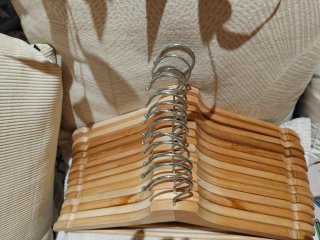 14 Perchas madera natural y metal,acabado barnizad