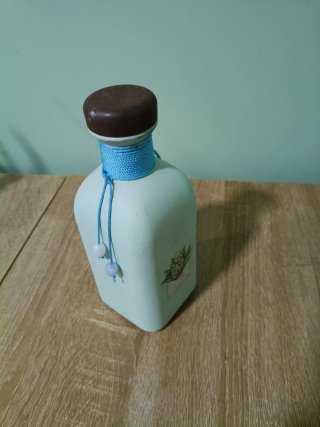 Botella decorada azul y marrón