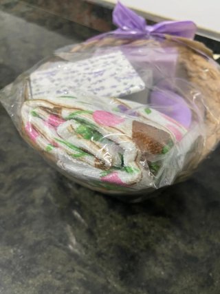 Cesta de Mimbre de Regalo con Lazo Lila