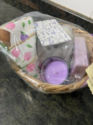Cesta de Mimbre de Regalo con Lazo Lila
