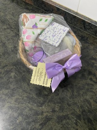 Cesta de Mimbre de Regalo con Lazo Lila