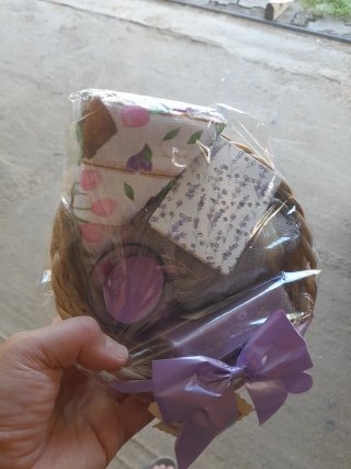 Cesta de Mimbre de Regalo con Lazo Lila