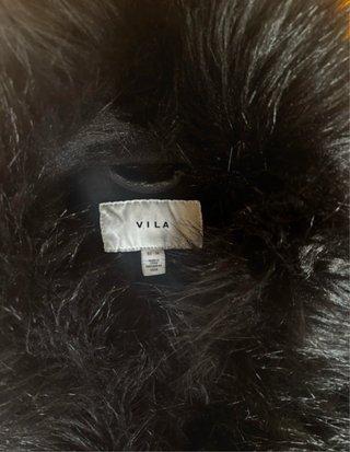 Abrigo negro con cuello de pelo