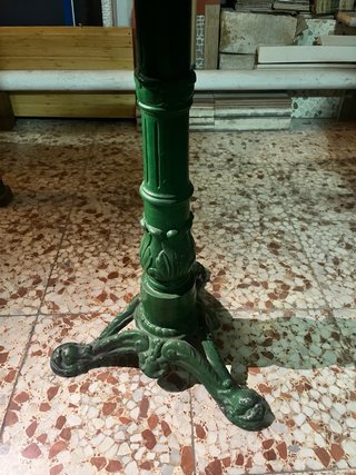 Mesa de velador antigua - Mármol y hierro fundido