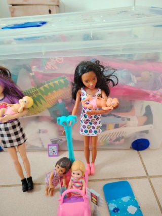 2 Barbies niñeras con bebes y 2 Skipper con Coche
