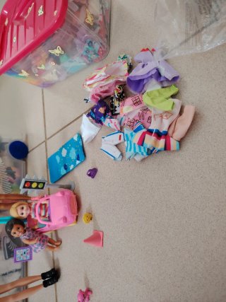 2 Barbies niñeras con bebes y 2 Skipper con Coche