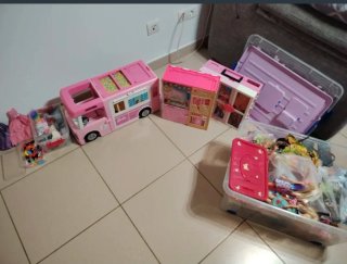 2 Barbies niñeras con bebes y 2 Skipper con Coche