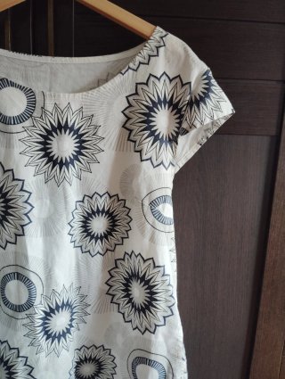 Vestido blanco y azul estampado
