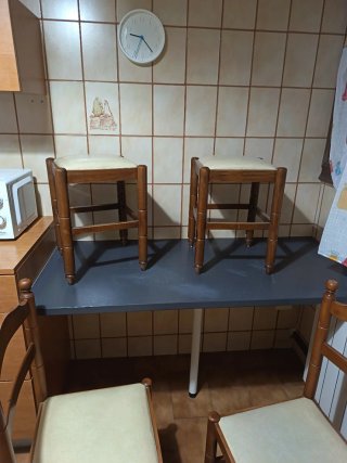 Mesa y 4 taburetes de cocina madera