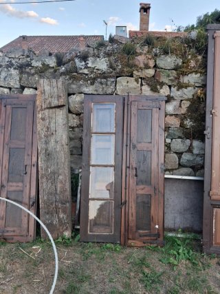 Ventana antigua con contraventanas de madera