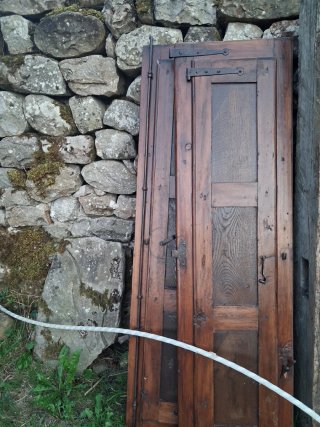Ventana antigua con contraventanas de madera